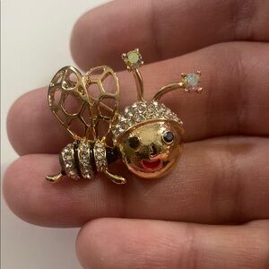 NEW Goldtone Happy Bee Brooch